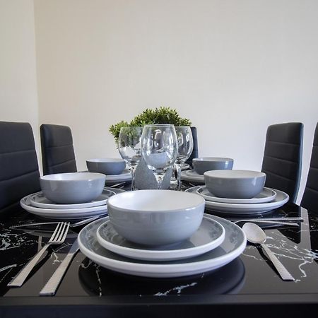 Newly Launched Two Bedroom House By Den Accommodation Short Lets & Serviced Accommodation With Garden Londres Exterior foto