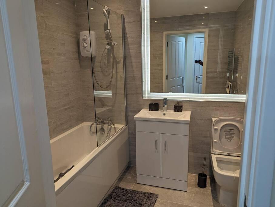 Newly Launched Two Bedroom House By Den Accommodation Short Lets & Serviced Accommodation With Garden Londres Exterior foto