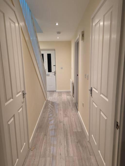 Newly Launched Two Bedroom House By Den Accommodation Short Lets & Serviced Accommodation With Garden Londres Exterior foto