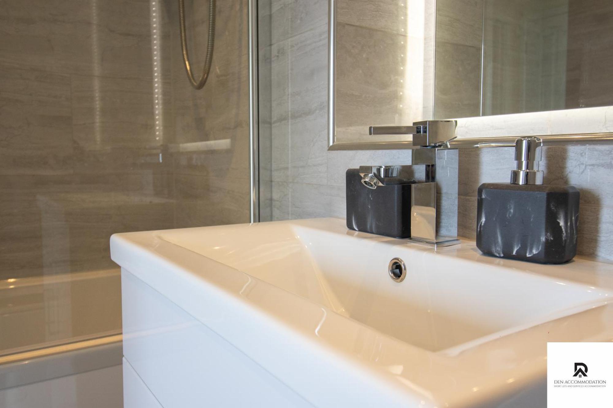 Newly Launched Two Bedroom House By Den Accommodation Short Lets & Serviced Accommodation With Garden Londres Exterior foto