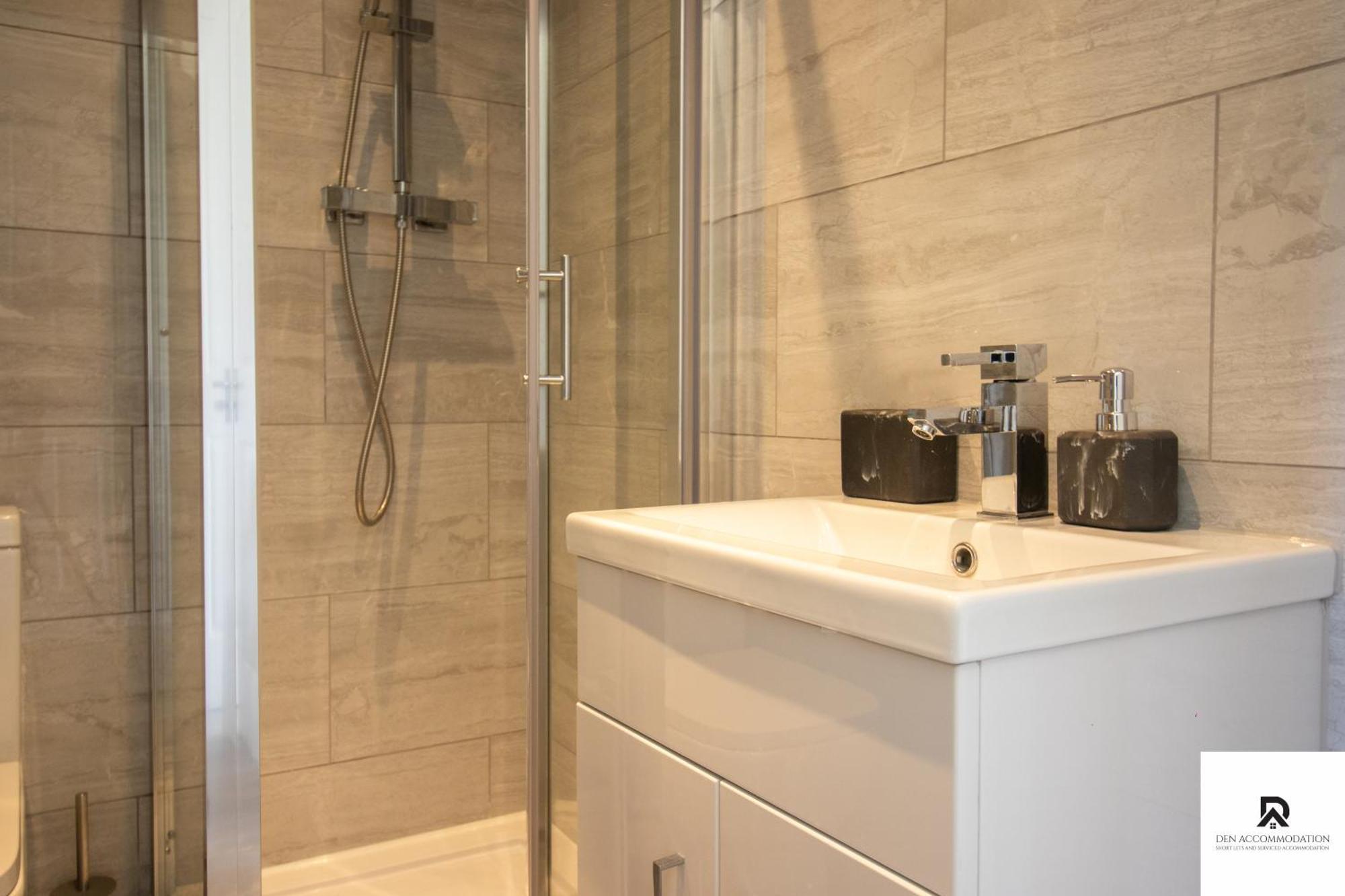 Newly Launched Two Bedroom House By Den Accommodation Short Lets & Serviced Accommodation With Garden Londres Exterior foto