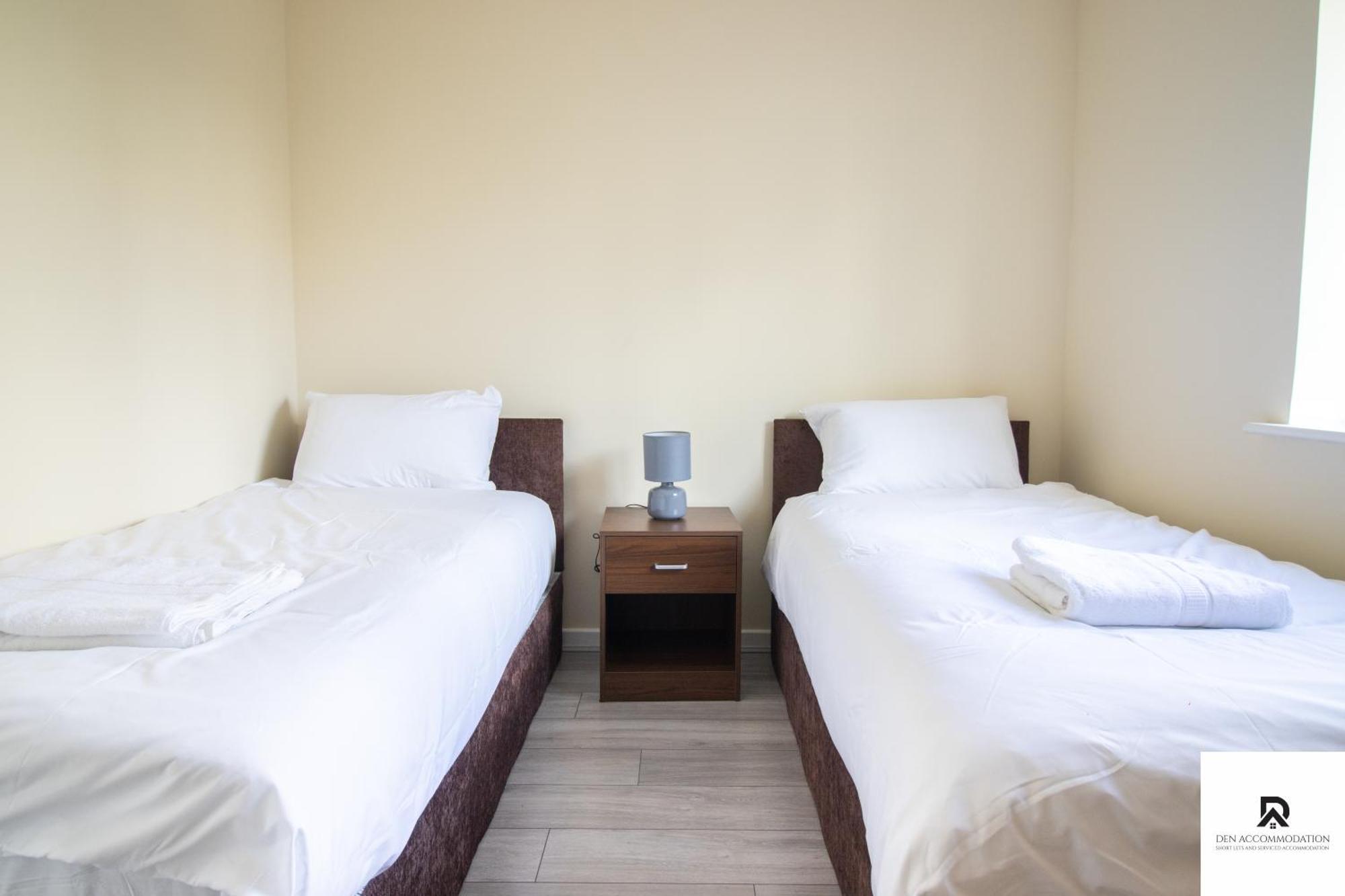 Newly Launched Two Bedroom House By Den Accommodation Short Lets & Serviced Accommodation With Garden Londres Exterior foto