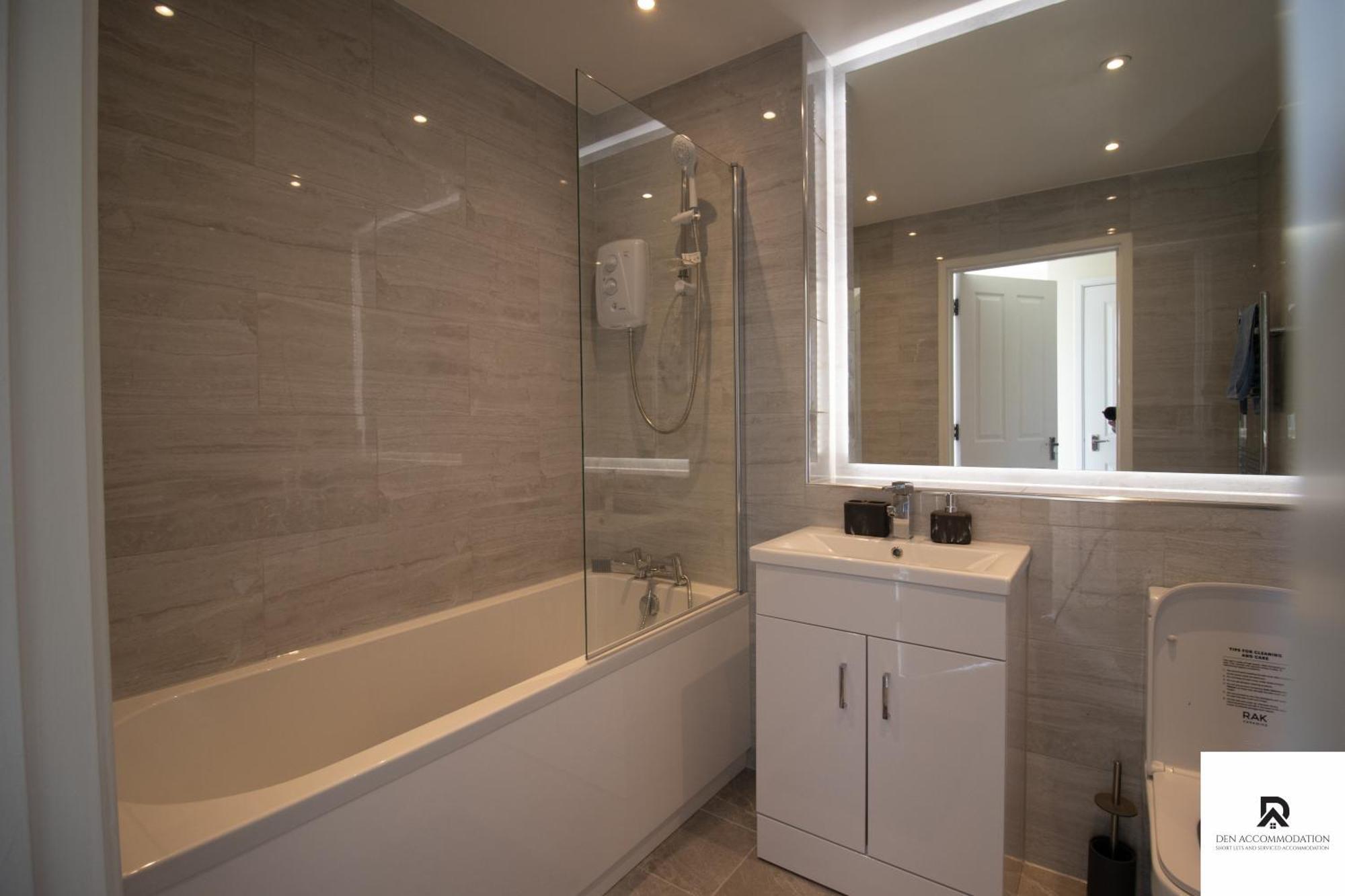 Newly Launched Two Bedroom House By Den Accommodation Short Lets & Serviced Accommodation With Garden Londres Exterior foto